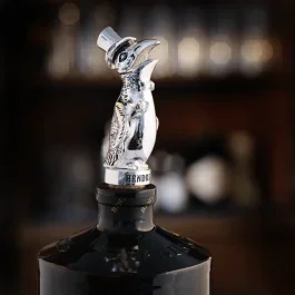 Ausgießer Pinguin von Hendricks Gin