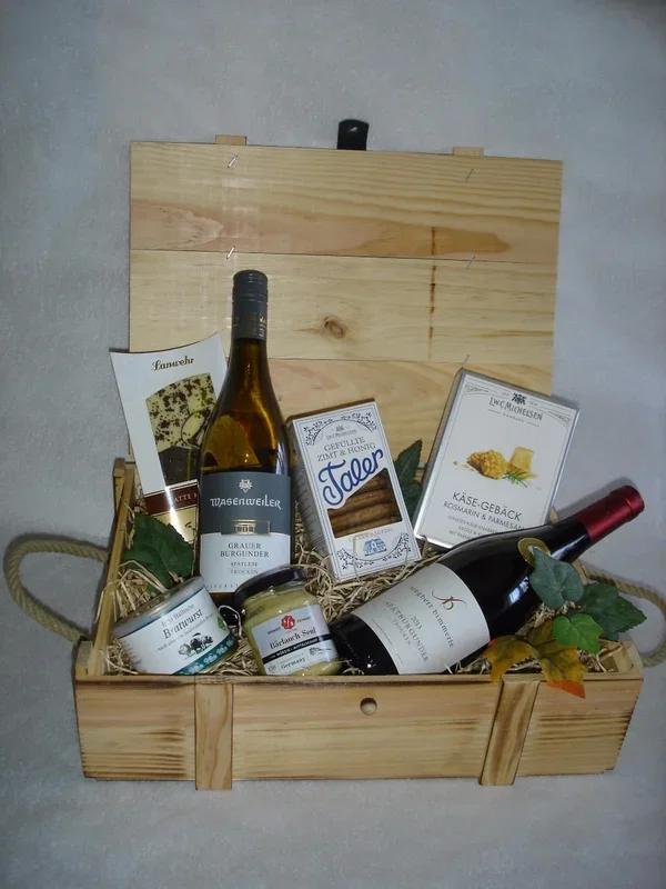 Geschenkholzkiste mit hochwertigen Feinkostartikel