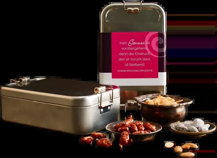 Lunchbox with almonds (3x almonds + 1x lunchbox)