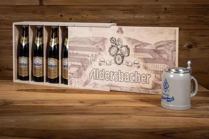Oischbegga Gruass, Aldersbacher Stüberlkrug mit Gravur und 4 Flaschen mit persönlichem Etikett