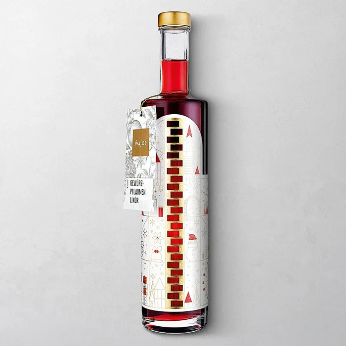Wajos Adventskalender Flasche – gefüllt mit Gewürzpflaumen Likör